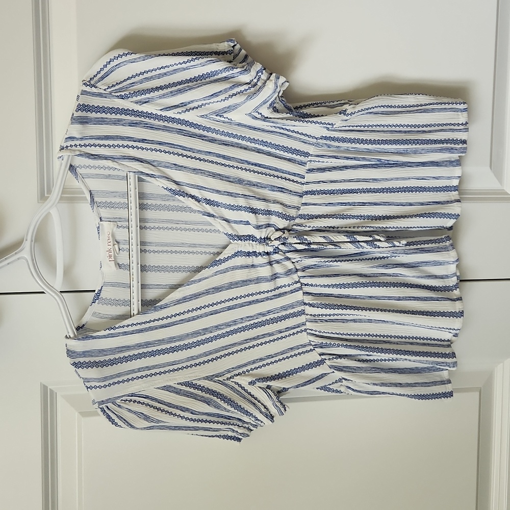 Blue and white patterned top, short sleeves, size M, pink rose